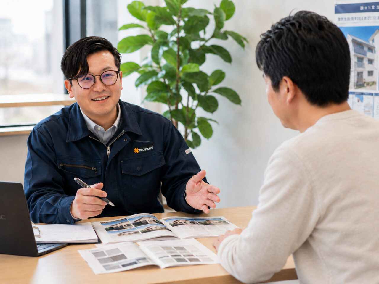 資料を見ながら塗装工事を相談する様子