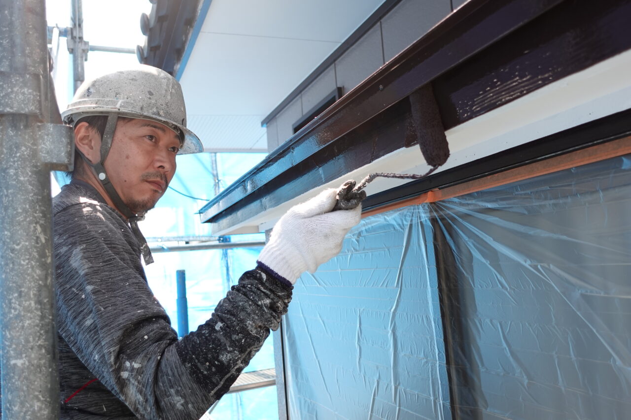 住宅の外観を確認しながら相談する様子